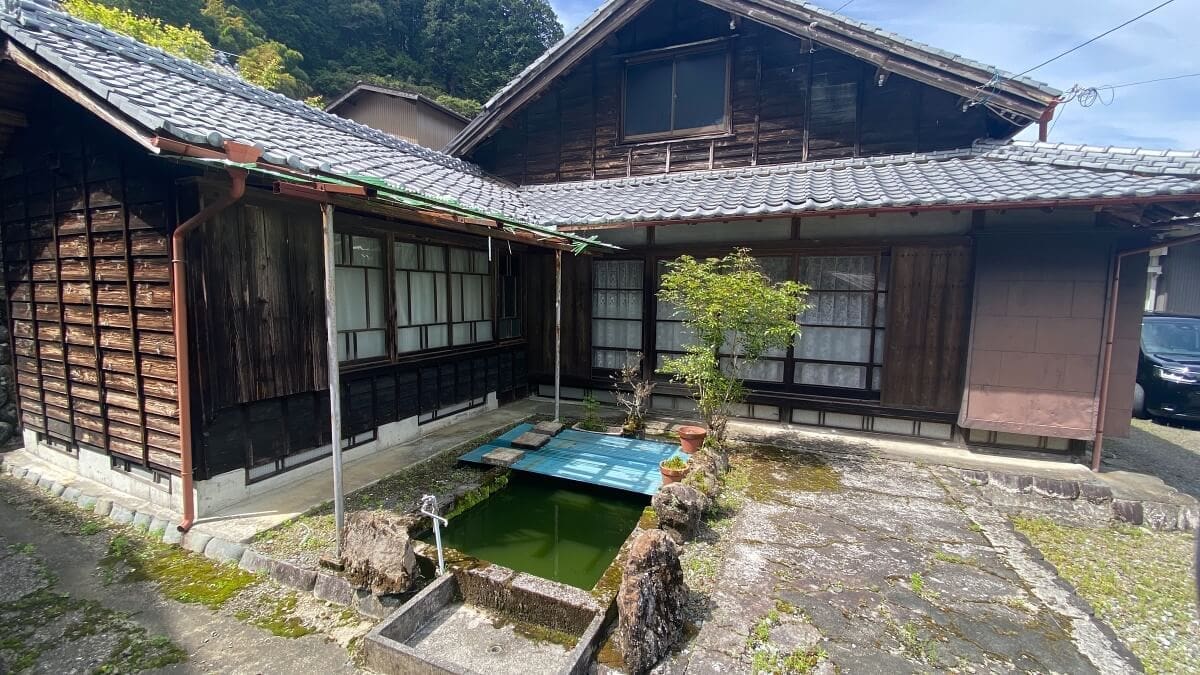 akiyaz-shizuoka-akiya-1-1200-tiny A large, multi-structure akiya in Shizuoka prefecture, Japan