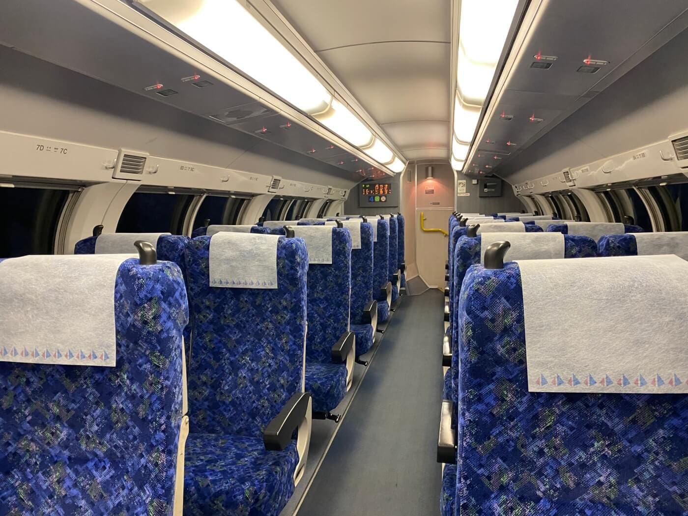 akiyaz-train-1-tiny Green car cabin on the Tokaido train line.