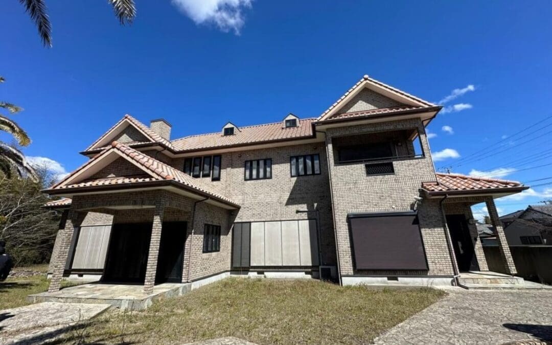 The full exterior of a large Coastal Estate Chiba, a prime piece of Kujukuri real estate. The two-story home shows its grand scale, suitable for a Minpaku business.